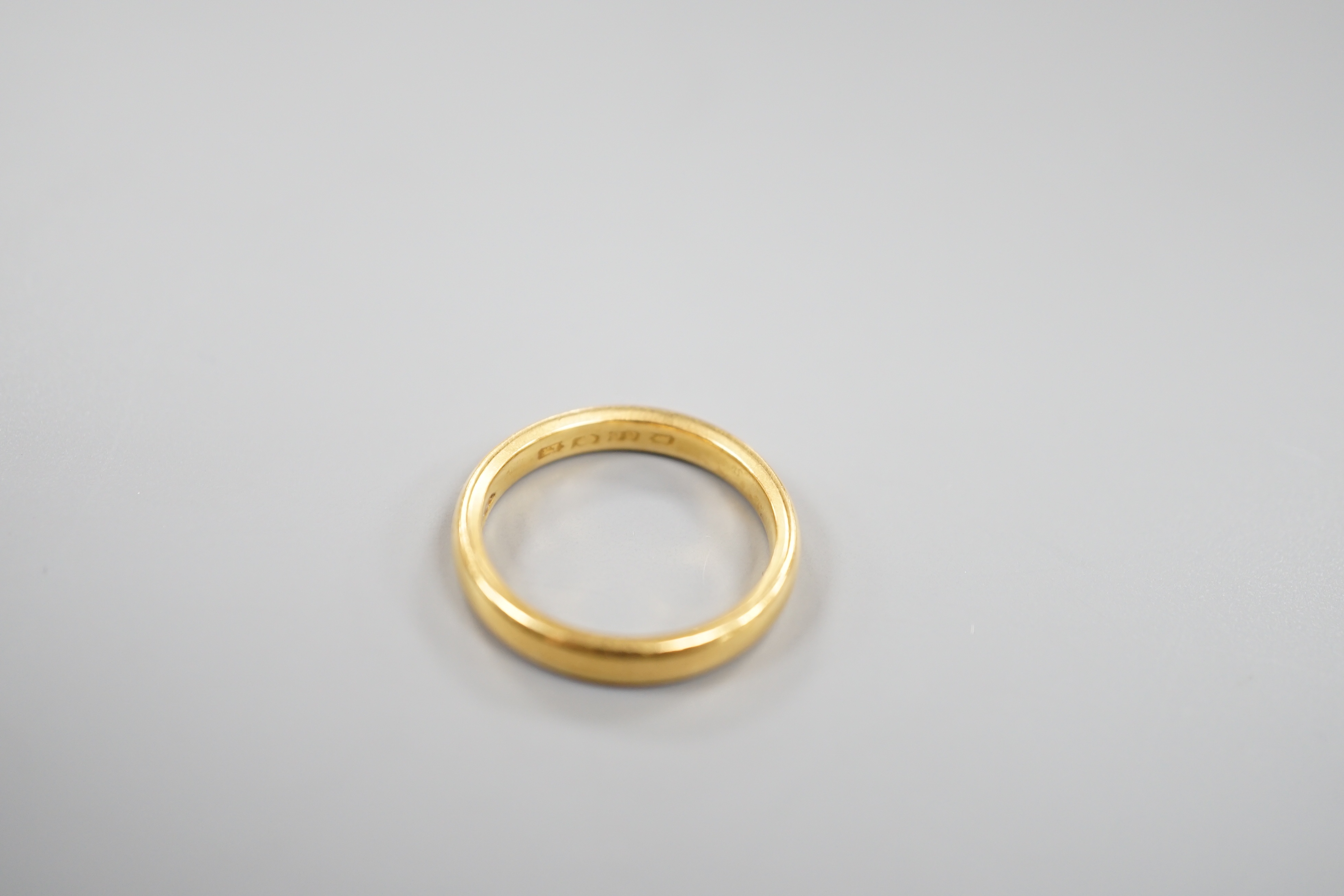 A 22ct gold wedding band, size O